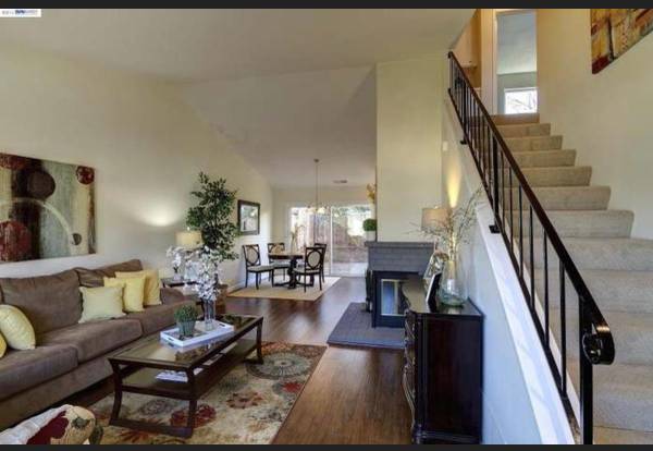 2BR/3BA Townhouse · Pleasanton photo 3