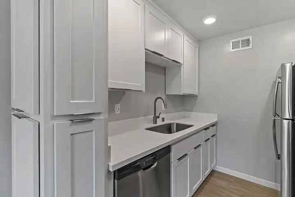 Apartments on California Street · Mountain View photo 3