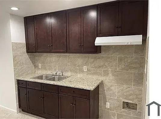 Apartments on 88th Ave · Oakland photo 3