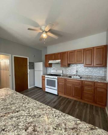 2BR/2BA Apartment · Fairfax photo 5