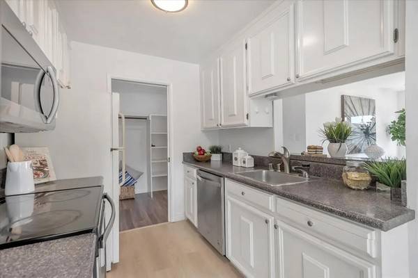 1BR/1BA Condo · San Mateo photo 4