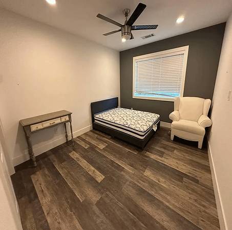 1BR/1BA Apartment · Elmhurst photo 2