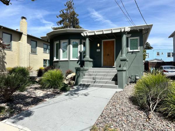 2BR/1BA Single Family House · Berkeley photo 2