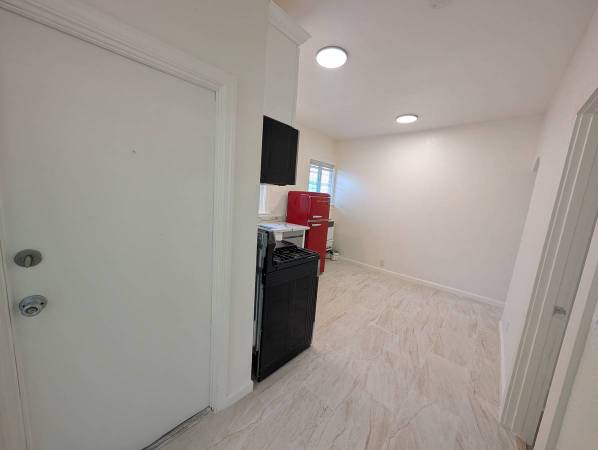 2BR/1BA Apartment · Albany photo 4