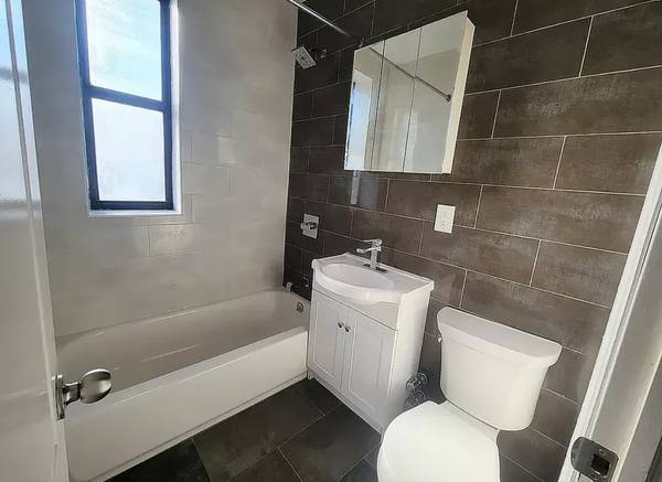 1BR/1BA Apartment on Ellwood St · New York photo 3