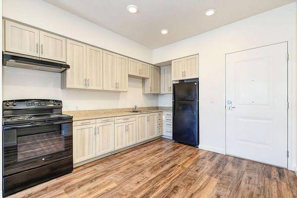 Apartments on 105th Avenue · Oakland photo 2