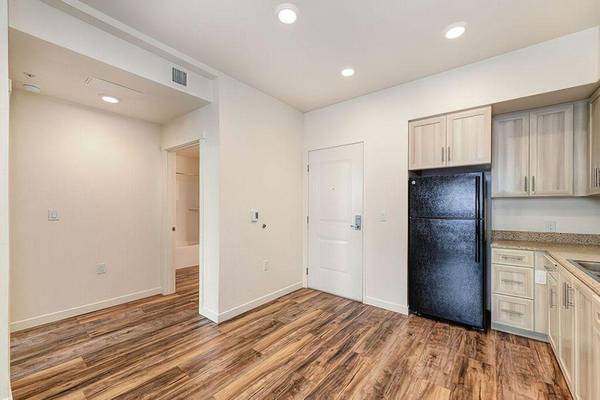 Apartments on 105th Avenue · Oakland photo 5