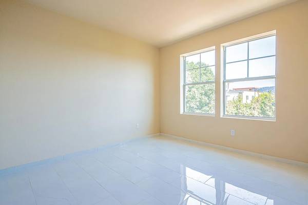2BR/2BA Apartment on Lester Ave · Oakland photo 5