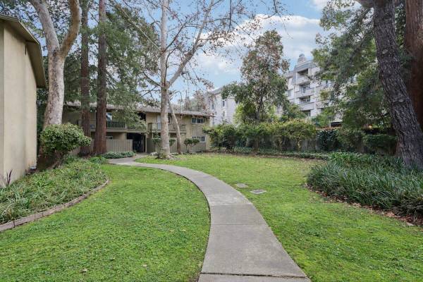 Apartments on Paseo Padre Pkwy · Fremont photo 2