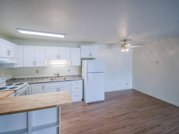 Emerald Bay Apartments photo 4