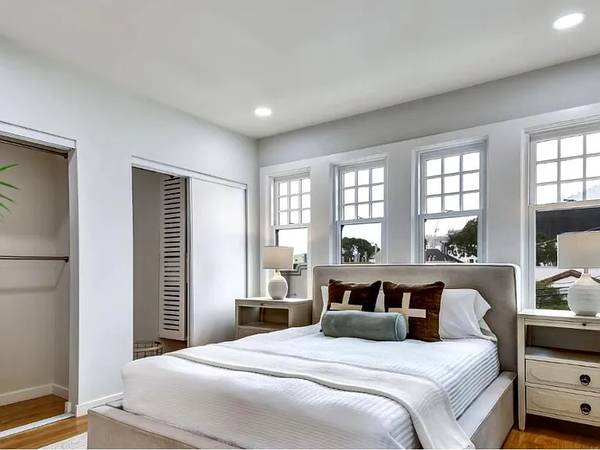 Stunning Remodel! Views! Top Floor! In Unit W/d! Parking Available! Roof Deck! photo 5