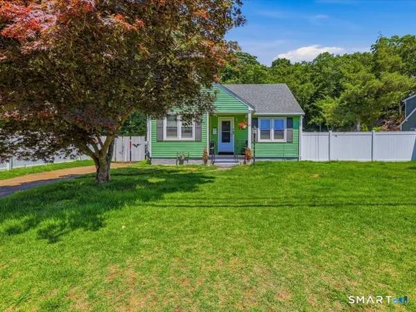 Charming remodeled bungalow near lots of shops and restaurants photo 2