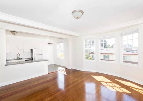 100 Broderick photo 3