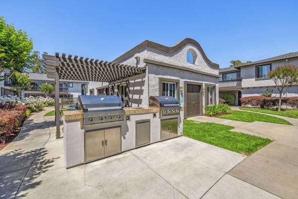 Apartments on Royal Drive · Santa Clara photo 2