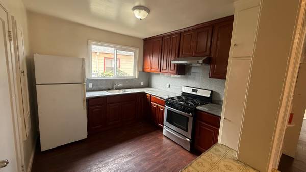 2BR/1BA Apartment · Oakland photo 4