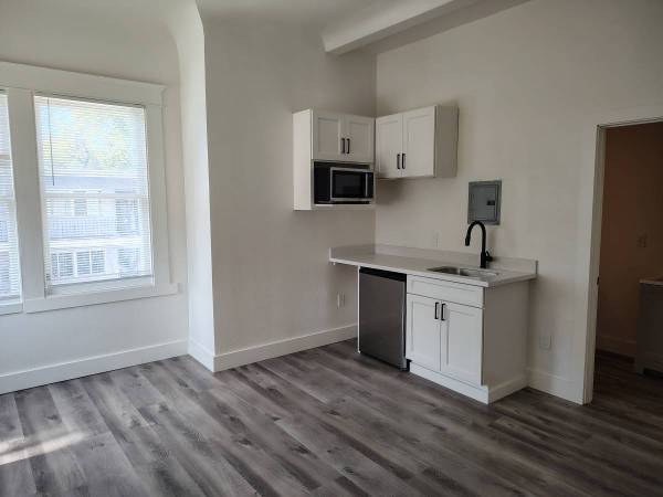 0BR/1BA Apartment · Oakland photo 2