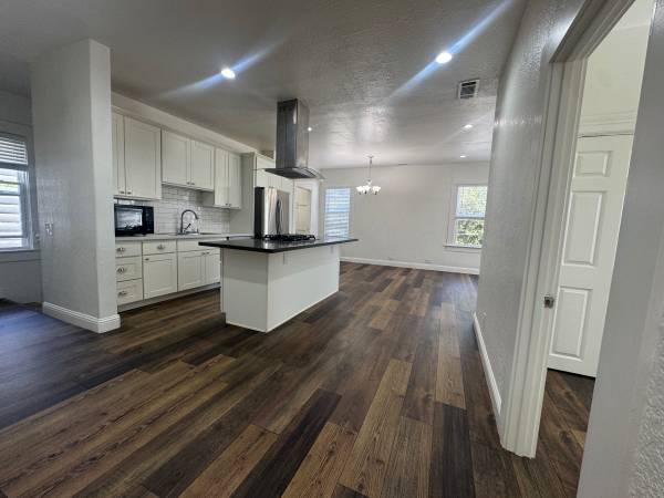 4BR/2BA Duplex · Napa photo 2