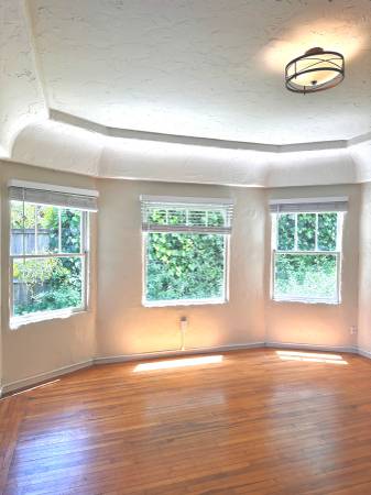 1BR/1BA Apartment on Stow · Oakland photo 4