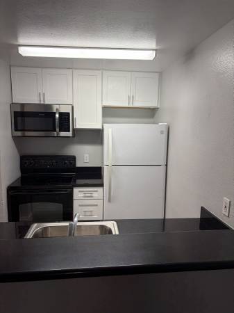 2BR/1BA Condo on Macarthur Blvd · Oakland photo 2