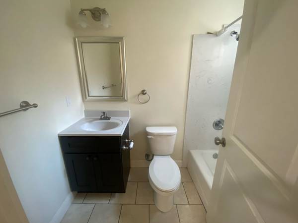 3BR/2BA Apartment on Martin Luther King Jr Way · Oakland photo 4