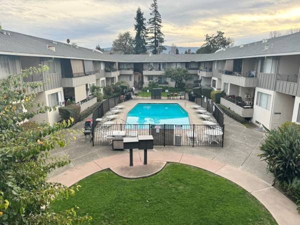 2BR/2BA Apartment on California St · Mountain View