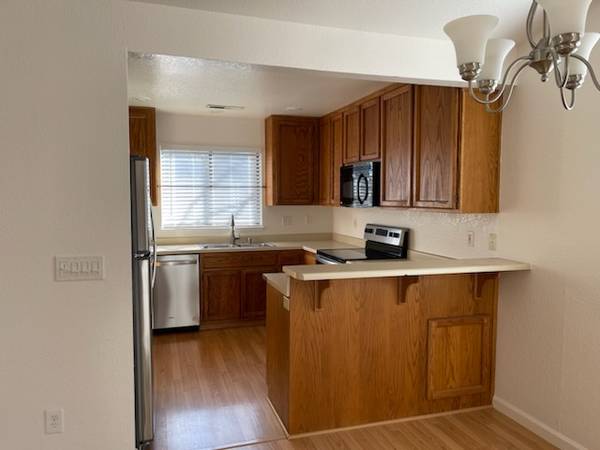 3BR/2BA Townhouse · Cloverdale photo 2