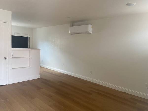 0BR/1BA Apartment · Oakland photo 4