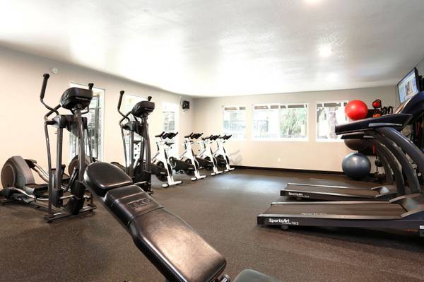 2BR/1BA Apartment · Hayward photo 3