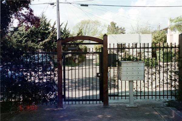0BR/1BA Townhouse · Berkeley photo 2