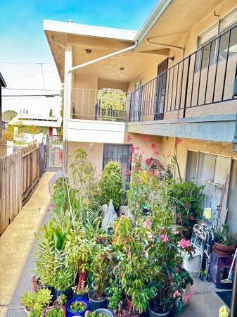 3BR/2BA Apartment on Laurel Ave · Oakland photo 4