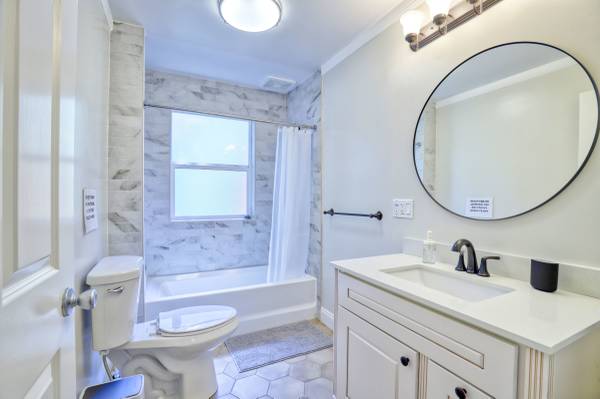 4BR/2BA Single Family House · Oakland photo 3
