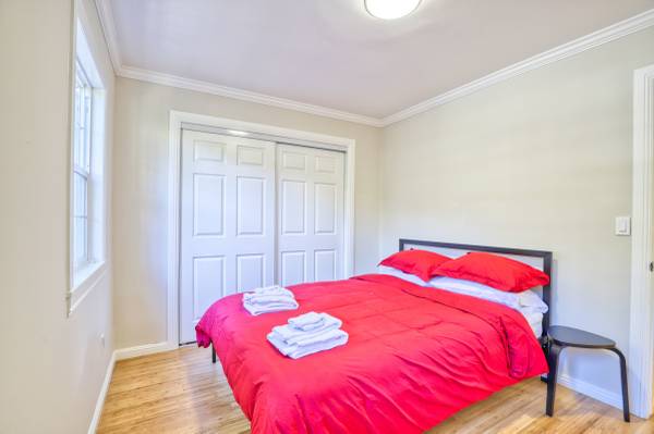 4BR/2BA Single Family House · Oakland photo 2