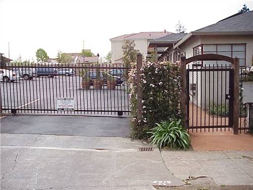 0BR/1BA Townhouse · Berkeley photo 2