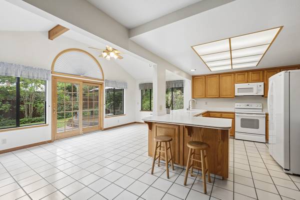 4BR/2BA Single Family House · Novato photo 4