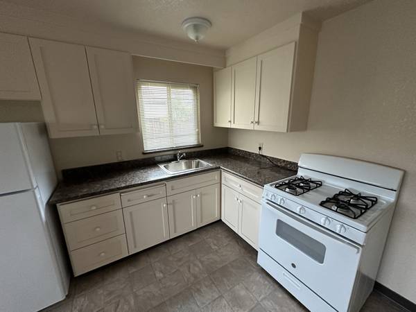 2BR/1BA Single Family House · Hayward photo 4