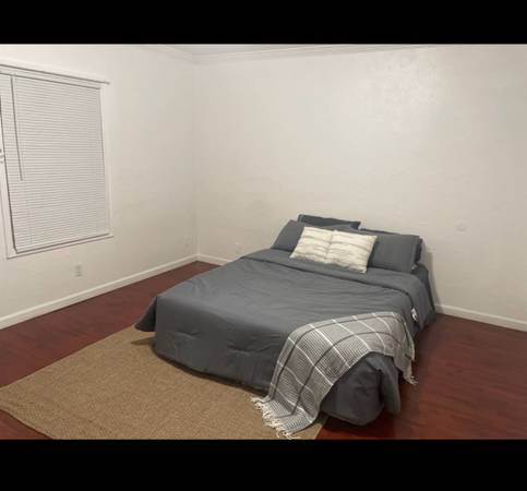 2BR/1BA Single Family House · Oakland photo 4