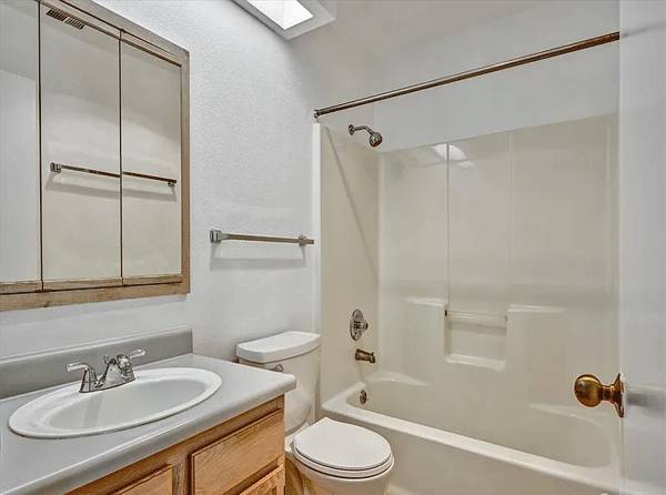 2BR/2BA Single Family House on Rebecca Ln · San Francisco photo 5