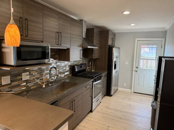 2BR/2BA Apartment · Oakland photo 5