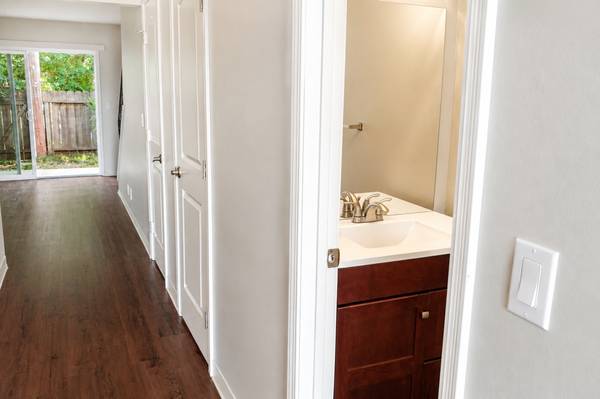 2BR/2BA Townhouse · Hayward photo 2