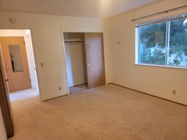 4BR/1BA Apartment · Capitola photo 5