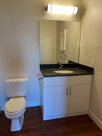Apartments on El Camino Real · Daly City photo 3
