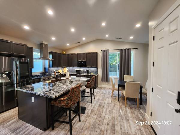 2BR/1BA Single Family House · Redwood City photo 5