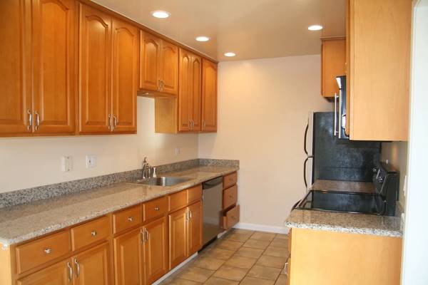 Apartments on Howe St · Oakland photo 3