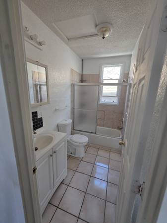 3BR/1BA Duplex · Oakland photo 2