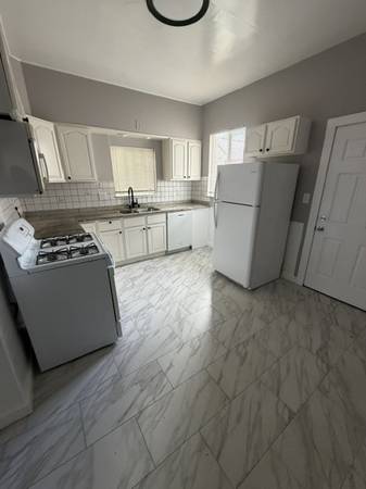 2BR/1BA Duplex · Emeryville photo 3