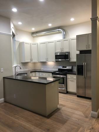2BR/1BA Apartment · Oakland photo 4