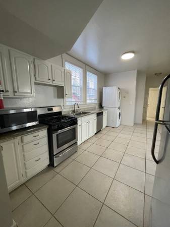 3BR/1BA Duplex · Emeryville photo 2