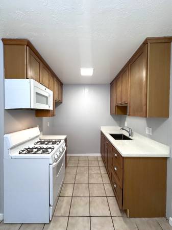 2BR/1BA Apartment on 39th Ave · Oakland photo 3