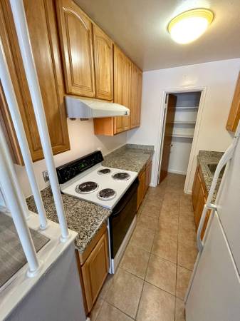 1BR/1BA Apartment · Oakland photo 3