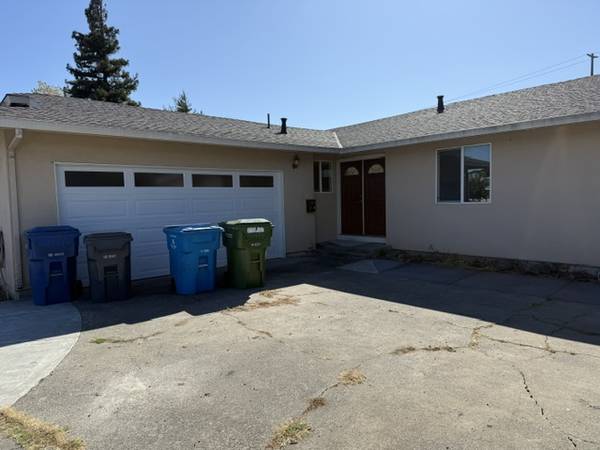 4BR/2BA Single Family House on Rocca Dr · Petaluma photo 3